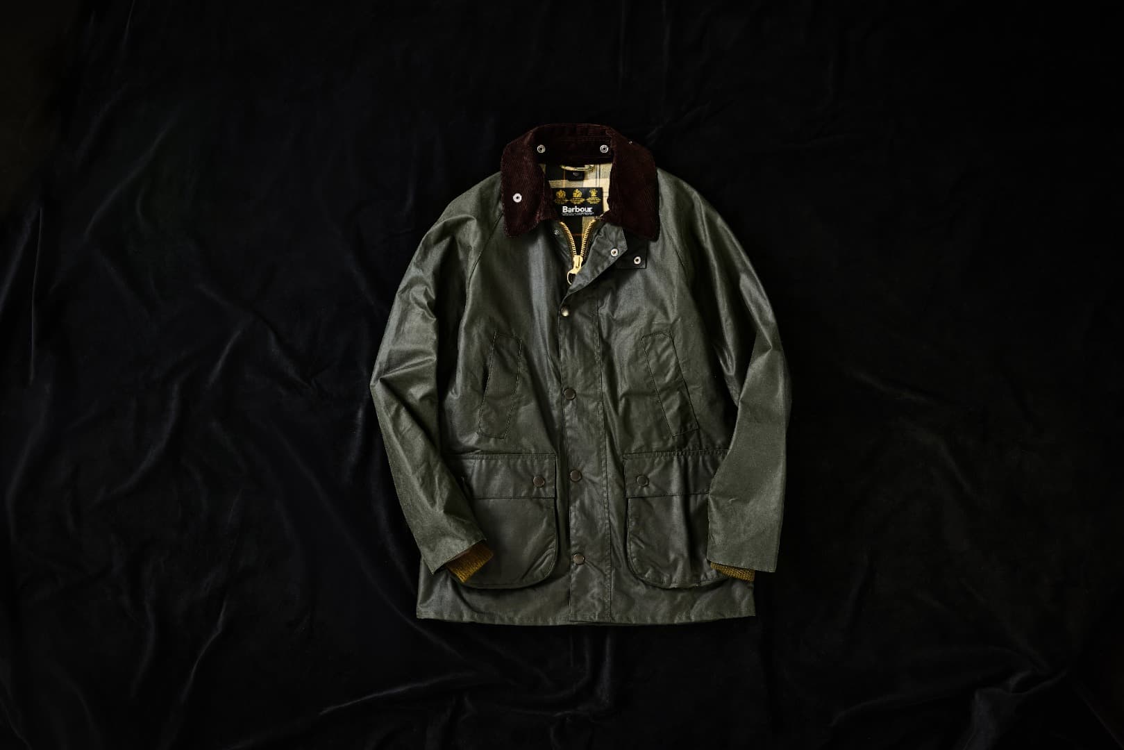 The Jacket You Must Never Wash. The "Barbour Bedale" Is a Lifelong Companion You Raise with Oil.