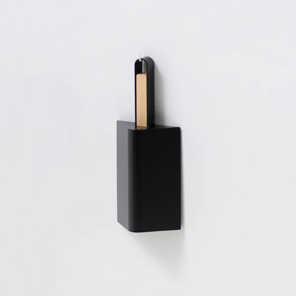 The era of "hiding" cleaning tools is over. "BRUSHUP" is interior gear made of iron and wood.