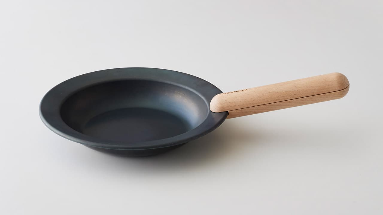 The Choice to "Skip" Doing the Dishes. The "Frying Pan JIU" Is an Iron Disc That Dissolves the Boundary Between Kitchen and Table.