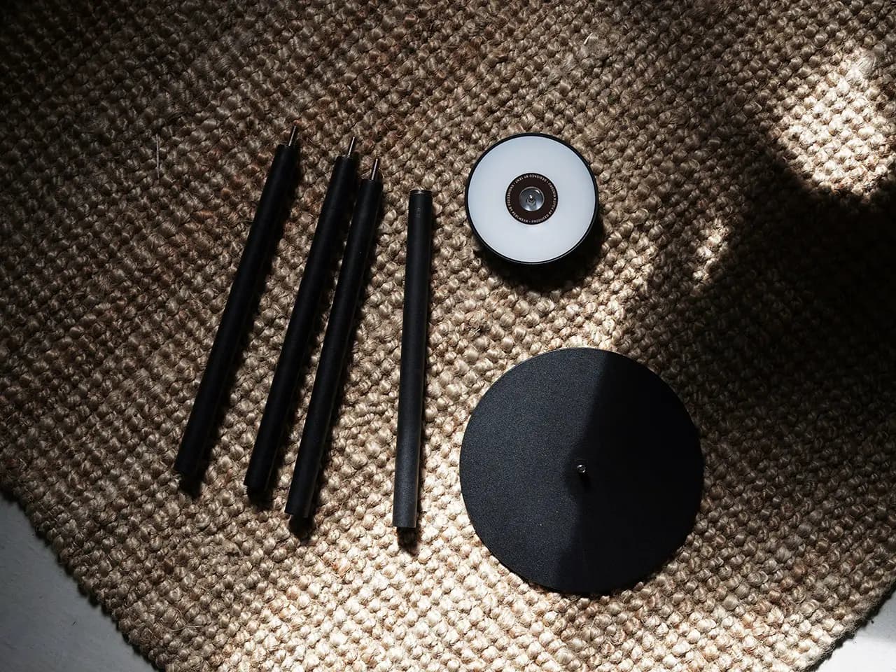 A Lamp You Can "Take Apart" and Carry. The "TABLE LAMP ICHI" Is a Lighting Tool Forged from Solid Iron.