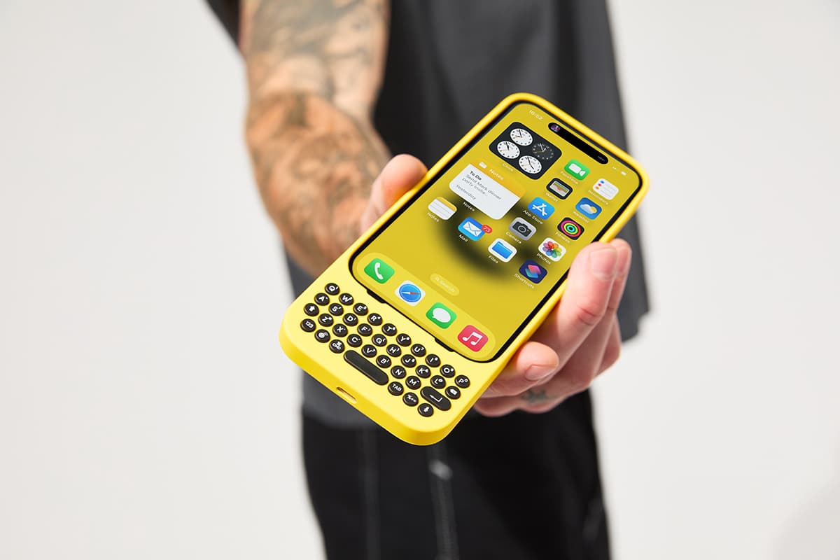 iPhone Goes BlackBerry!? The "Clicks" Physical Keyboard Case Reawakens the Joy of Tactile Typing