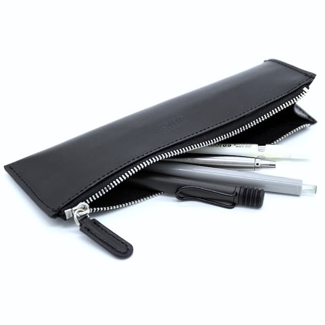 The Ultimate Solution for Protecting Your Beloved Pens. The "Luddite THE POST Sustainable Leather Bendy Pen Case" Is the Perfect Fusion of Beauty and Practicality.